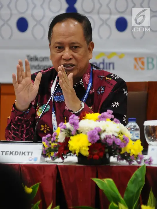 Menristekdikti M Nasir (tengah) memberi paparan pengumuman hasil Seleksi Nasional Masuk Perguruan Tinggi Negeri (SNMPTN) 2019 di Jakarta, Jumat (22/3). Dari 92.331 siswa yang lolos, 26.217 di antaranya peserta Bidikmisi. (Liputan6.com/Herman Zakharia)