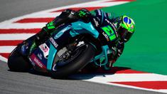 Pembalap Petronas Yamaha, Franco Morbidelli, saat mengikuti sesi latihan bebas MotoGP Catalunya di Circuit de Barcelona-Catalunya, Jumat (25/9/2020). Pembalab Yamaha, Morbidelli, finish pertama dengan catatan waktu satu menit 39,789 detik. (AFP/Lluis Gene)