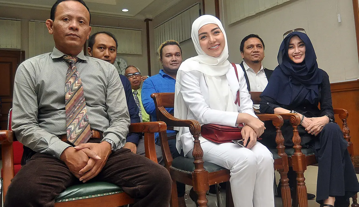 Bella Shofie melihat sidangnya berjalan berlarut-larut. Apalagi harus menjalani dua kali sidang, karena ada dua perkara. "Lucu aja gitu ya terus Bolak balik," ujar Bella Shofie. (Deki Prayoga/Bintang.com)