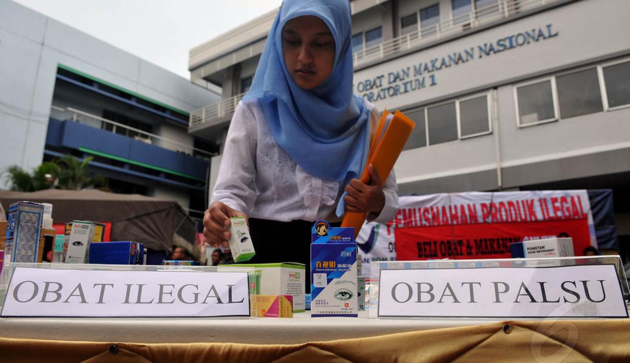 Petugas memperlihatkan sejumlah obat ilegal dan palsu sebelum dimusnahkan di halaman Kantor BPOM, Jakarta, Senin (26/5/14). (Liputan6.com/Johan Tallo)