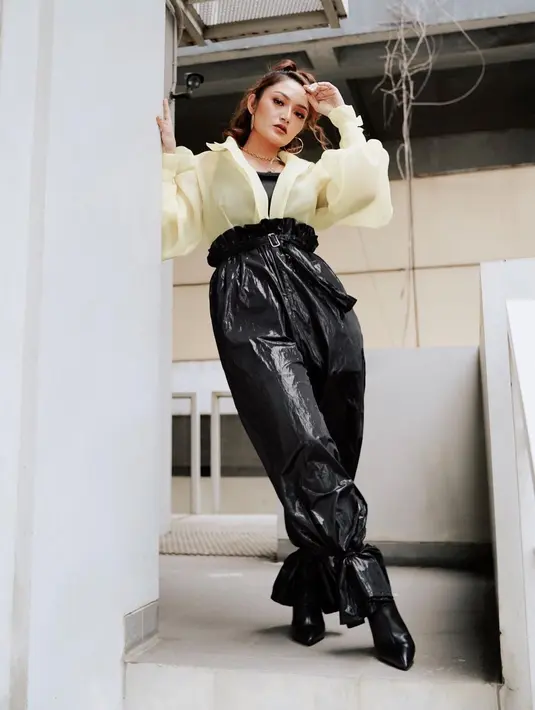 Fashion item yang dipilihnya pun selalu menarik dan tak biasa  (Instagram @sitibadriahh)