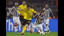 Bek Dortmund, Sokratis Papastathopoulos berusaha merebut bola dengan Stephan Lichtsteiner di leg kedua 16 besar Liga Champions di Stadion Signal Iduna Park, German (18/3/15). Juventus menang 3-0 atas Borussia Dortmund. (Reuters/Ina Fassbender)