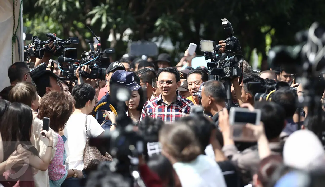 Cagub DKI Jakarta, Basuki T Purnama bersama keluarga bersiap mencoblos saat mengikuti Pilkada DKI 2017 di TPS 054 Pantai Mutiara, Jakarta Utara, Rabu (15/2). (Liputan6.com/Faizal Fanani)