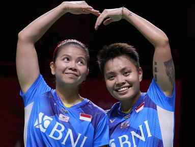 Pasangan ganda putri Indonesia, Greysia Polii dan Apriyani Rahayu sukses memetik kemenangan kedua di laga ke-3 Grup A untuk melaju ke partai Semifinal BWF World Tour Finals 2021. Peraih emas Olimpiade Tokyo 2020 tersebut menang dua gim langsung dari wakil Malaysia, Tan/Thinaah. (AP/Dita Alangkara)