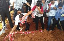 Isak tangis iringi pemakaman ibu & anak korban pembunuhan di Cakung