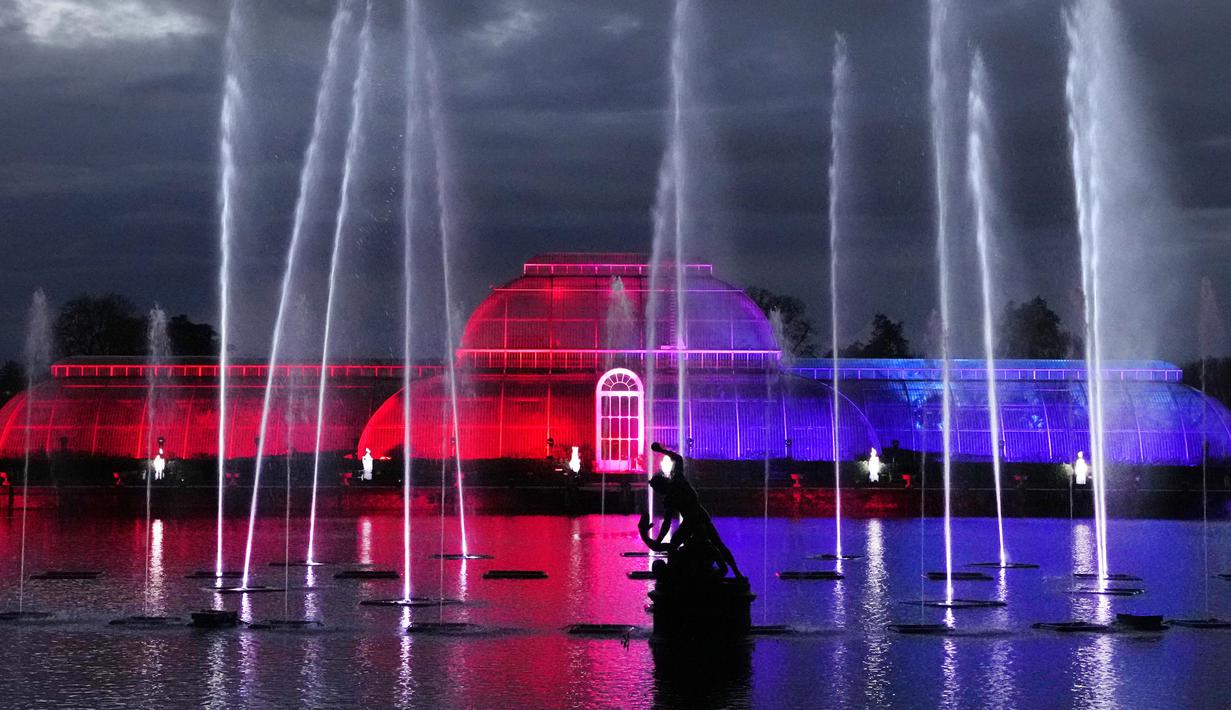 Instalasi cahaya menyambut perayaan Natal di Palm House, Royal Botanic Gardens, Kew, London, Selasa (15/11/2022). Selain memamerkan jalur cahaya dengan satu juta lampu di jalur sepanjang 2,7 km, terdapat cahaya imersif, pohon lampu, terowongan cahaya, dan pertunjukkan cahaya air yang mengesankan. (AP Photo/Kirsty Wigglesworth)