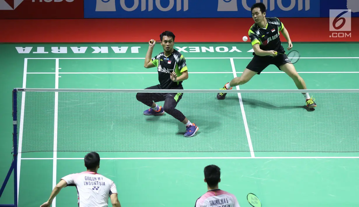 Ganda putra Indonesia, M Ahsan/Hendra Setiawan mengembalikan kok ke arah Marcus F Gideon/Kevin Sanjaya Sukomuljo di 32 besar Indonesia Open 2018, Istora GBK, Jakarta, Rabu (4/7). Kevin/Marcus unggul 21-16, 18-21, 21-10. (Liputan6.com/Helmi Fithriansyah)