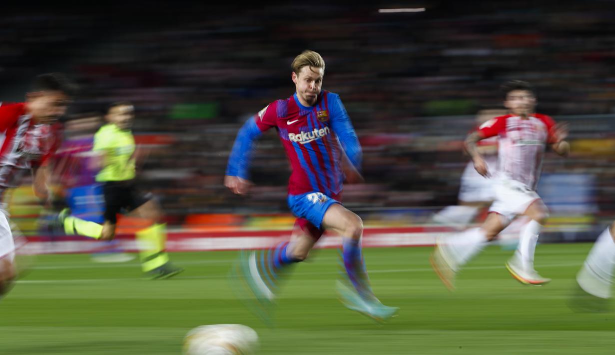 Gelandang Barcelona, Frenkie de Jong mengejar bola saat bertanding melawan Athletic Bilbao selama pertandingan La Liga Spanyol di di stadion Camp Nou di Barcelona, Spanyol, Senin (28/2/2022). Barcelona menang telak atas Atletico Bilbao 4-0. (AP Photo/Joan Monfort)