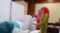 Sebanyak 150 karyawan di unit lingkungan Kementerian Ketenagakerjaan mengikuti mengikuti tes IVA, atau pemeriksaan leher rahim (serviks) sebagai langkah deteksi dini ada tidaknya kanker serviks.