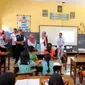 Bupati Banyuwangi Ipuk Fiestinandani memberikan bimbingan konseling terhadap siswa sekolah dasar di Desa Jambengwangi tentang kekerasan perempuan dan anak (Istimewa)