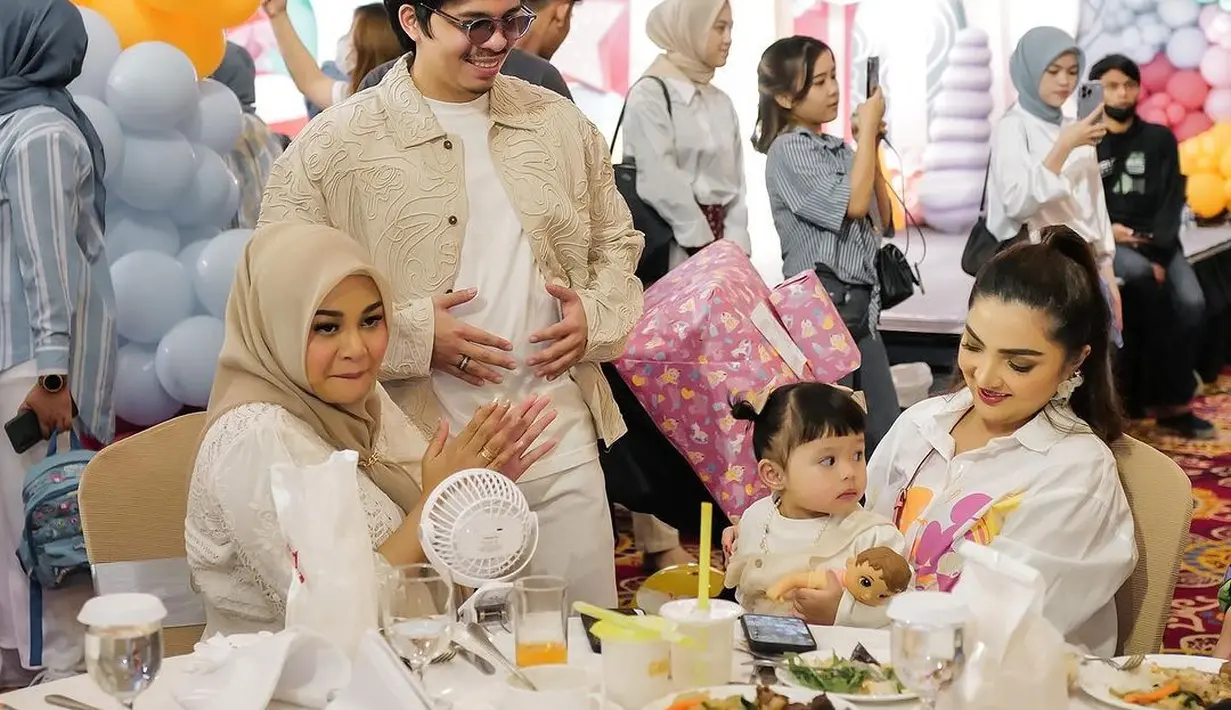 Tampak Baby Ameena bersama Ashanty. Penampilan anak pertama Aurel dan Atta ini kerap mencuri perhatian. Seperti saat hadir di acara ulang tahun baby Moana. Penampilannya juga membuat banyak yang makin gemas. [Instagram/attahalilintar]
