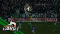 Video replay seorang fan Werder Bremen yang mencoba mengganggu striker Schalke untuk mengeksekusi penalti, namun gagal.