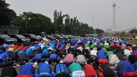 Ribuan buruh melaksanakan salat Jumat di kawasan Monas, Jakarta, Jum'at (1/5/2015). Lebih dari 100.000 buruh ikut dalam aksi May Day. (Liputan6.com/Andrian M Tunay) 