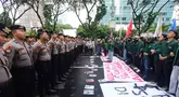 Mahasiswa dari Universitas Muhammadiyah Prof. DR. HAMKA (Uhamka) diadang petugas kepolisian di jalan Sudirman, Jakarta, saat akan berunjuk rasa di kawasan Bundaran Hotel Indonesia, Senin (15/6/2026). (merdeka.com/Arie Basuki)