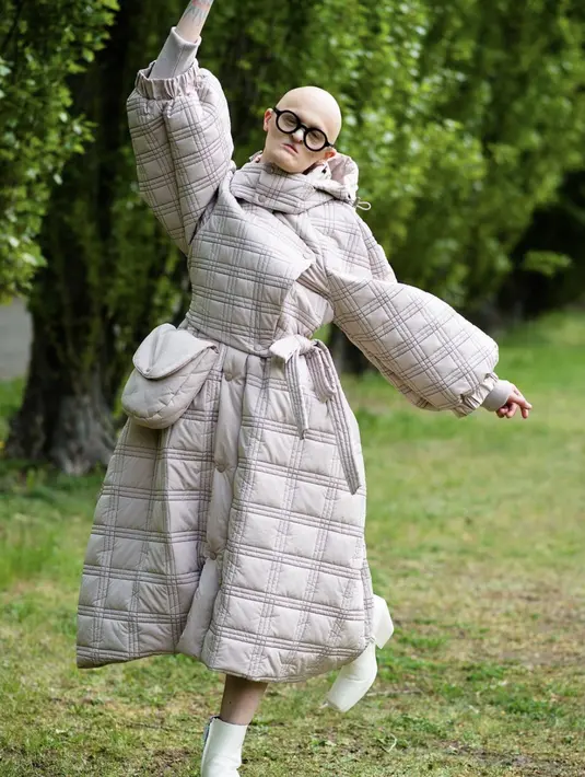 Hidupnya diwarnai oleh puluhan operasi, dan sering kali membuatnya harus dirawat di rumah sakit dan bahkan sering absen dari sekolah. [Instagram/ Melanie Gaydos]