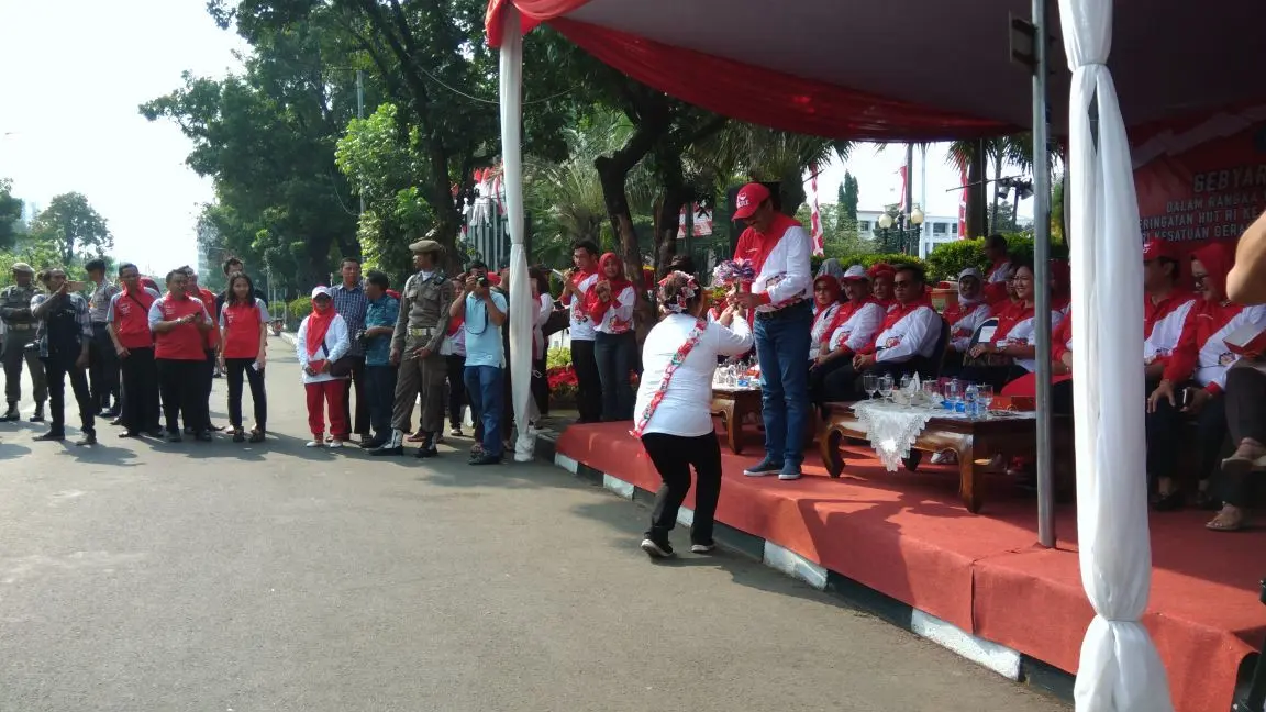 Gubernur DKI Jakarta Djarot Saiful Hidayat, menerima buket bunga dari peserta Parade RPTRA. (Liputan6.com/Ahmad Romadoni)