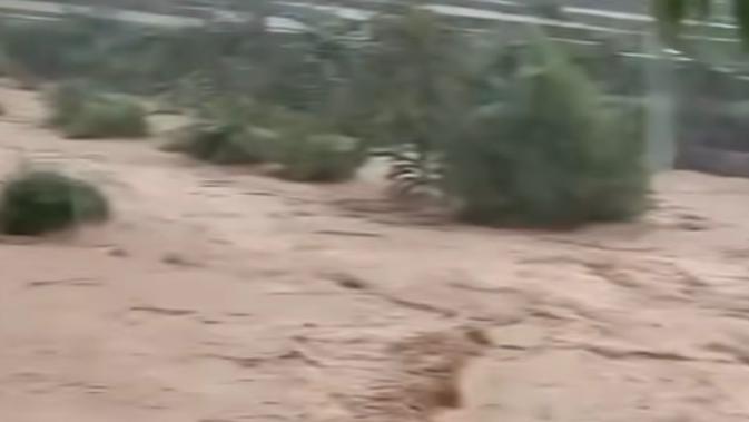 Waspada! Banjir Rendam Objek Wisata Lembah Curugan Bandung Barat