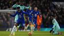 Pemain Chelsea Callum Hudson-Odoi (kiri) berebut bola dengan pemain Brighton Yves Bissouma pada pertandingan sepak bola Liga Inggris di Stadion Stamford Bridge, London, Inggris, 29 Desember 2021. Pertandingan berakhir 1-1. (AP Photo/Alastair Grant)
