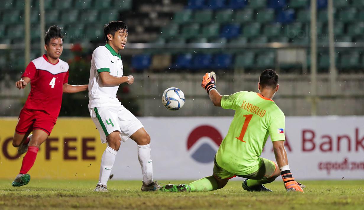 Bek Timnas Indonesia U-19, Samuel Christianson, berusaha melewati kiper Filipina U-19, Quincy Kammeraad, pada laga Piala AFF U-18 di Stadion Thuwunna, Myanmar, Kamis (7/9/2017). Indonesia menang 9-0 atas Filipina. (Liputan6.com/Yoppy Renato)