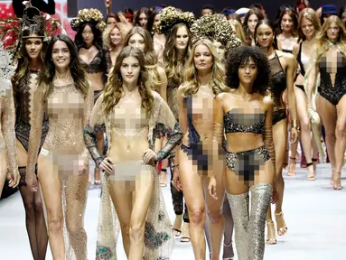  Sejumlah model memperagakan pakaian dalam transparan di catwalk saat Etam Live Show Lingerie di Fashion Week di Paris, Prancis (28/9). Pagelaran busana ini diadakan 27 September sampai dengan 5 Oktober. (REUTERS/Charles Platiau)