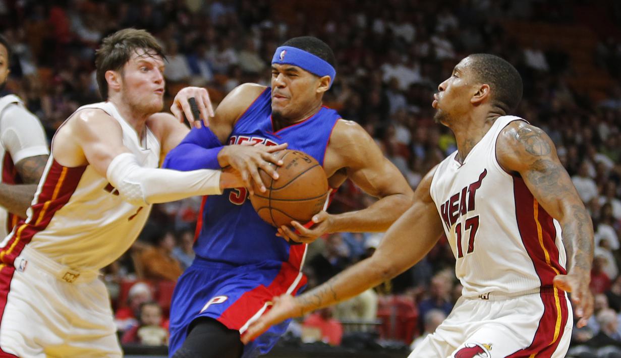 Pemain Detroit Pistons, Tobias Harris (tengah) berusaha keluar dari hadangan dua pemain Miami Heat pada laga NBA di American Airlines Arena, Miami, (01/01/2017). Pistons menang 107-98. (AP/Joe Skipper)