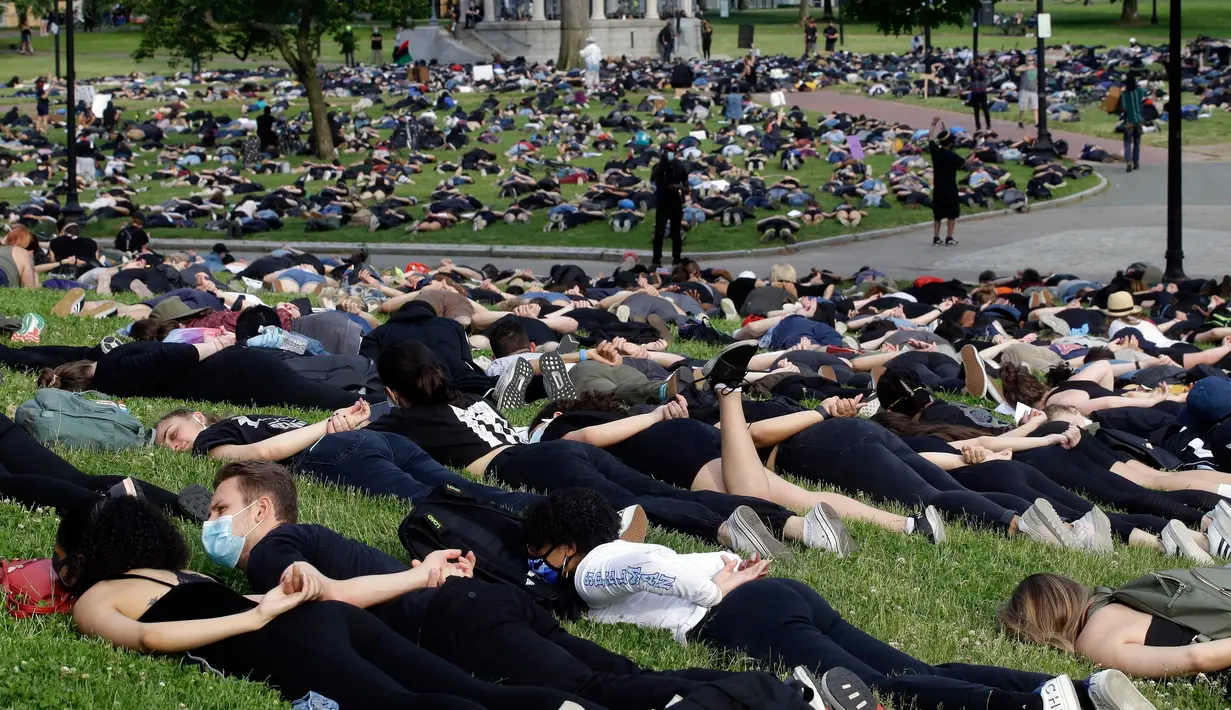 Ratusan demonstran berbaring telungkup menggambarkan George Floyd selama aksi protes terhadap kebrutalan polisi di Boston Common, Rabu (3/6/2020). Aksi tersebut menyimbolkan momen terakhir Floyd saat lehernya ditindih lutut kepolisian polisi Minneapolis pada 25 Mei lalu. (AP/Steven Senne)