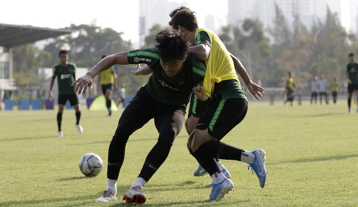 Pemain Timnas Indonesia U-23, Feby Eka, berebut bola saat latihan di Lapangan G, Senayan, Rabu (6/11). Jelang SEA Games 2019, Timnas Indonesia U-23 terus pertajam transisi pemain. (Bola.com/Yoppy Renato)