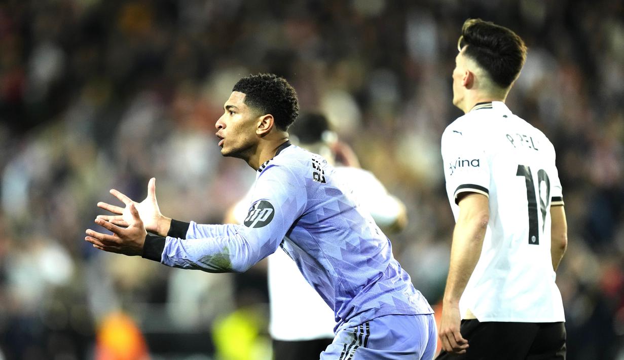 Brahim Diaz melepaskan umpan silang pada menit 90+8. Bola berhasil disundul Jude Bellingham dan masuk ke gawang Valencia. (AP Photo/Jose Breton)