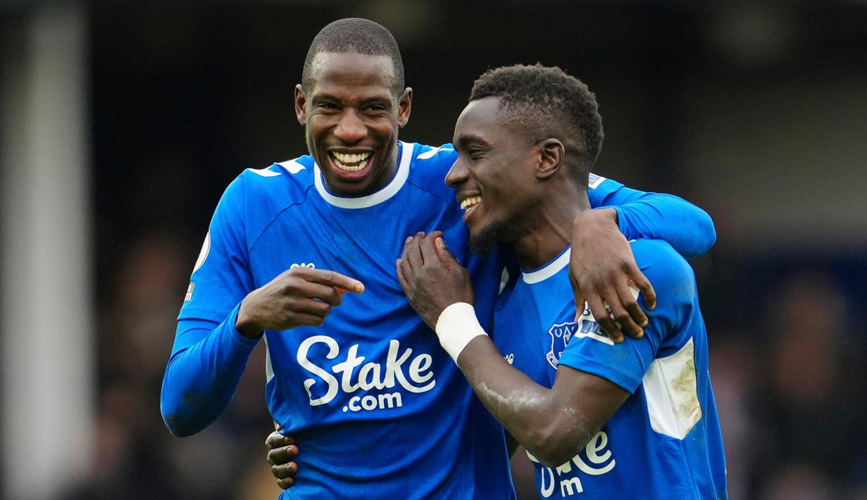 Pemain Everton Idrissa Gueye (kanan) dan Abdoulaye Doucoure merayakan kemenangan atas Arsenal pada pertandingan sepak bola Liga Inggris di Goodison Park, Liverpool, Inggris, 4 Februari 2023. Everton mengalahkan Arsenal dengan skor 1-0. (AP Photo/Jon Super)
