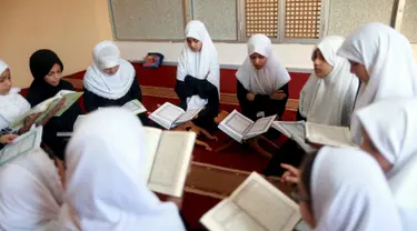 Sejumlah murid membaca kitab suci Alquran saat bulan suci Ramadan di sebuah sekolah di Benghazi, Libya, 5 Juli 2015. (REUTERS/Esam Al - Omran Fetori)