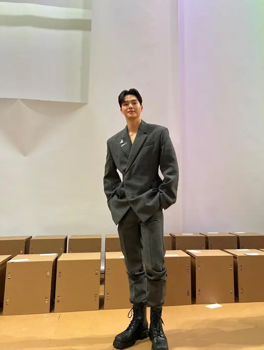 <p>Hadir dalam acara Milan Fashion Week 2022 untuk koleksi Prada SS23, Song Kang menjadi perwakilan K-Pop dan K-Drama yang tampil dengan kombinasi outfit dan visual luar biasa. (FOTO: instagram.com/songkang_b)</p>