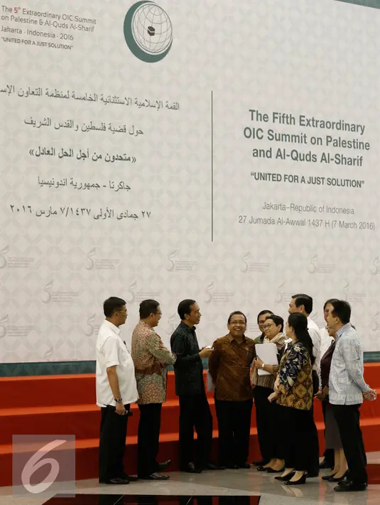 Presiden Jokowi (ketiga kiri) saat berbincang dengan para Menteri dan pejabat terkait saat meninjau persiapan KTT OKI di Jakarta Convention Center (JCC), Jakarta, (4/3). KTT OKI digelar pada 6-7 Maret 2016.(Liputan6.com/Faizal Fanani)