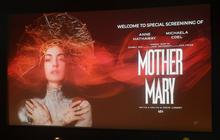 Anne Hathaway Pukau Penggemar dengan Bakat Menyanyi di 'Mother Mary', Akting Tetap Prioritas