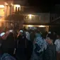 Para pelayat berdatangan ke rumah duka Wali Kota Achmad Alf Arslan Djunaid di Jalan Toba, Kecamatan Pekalongan Timur, Kota Pekalongan, Kamis (7/9/2017) malam. (Liputan6.com/Fajar Eko Nugroho)