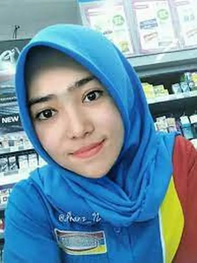 6 Editan Foto Seleb Berhijab Jadi Kasir Minimarket, Fans Meringis Lihatnya