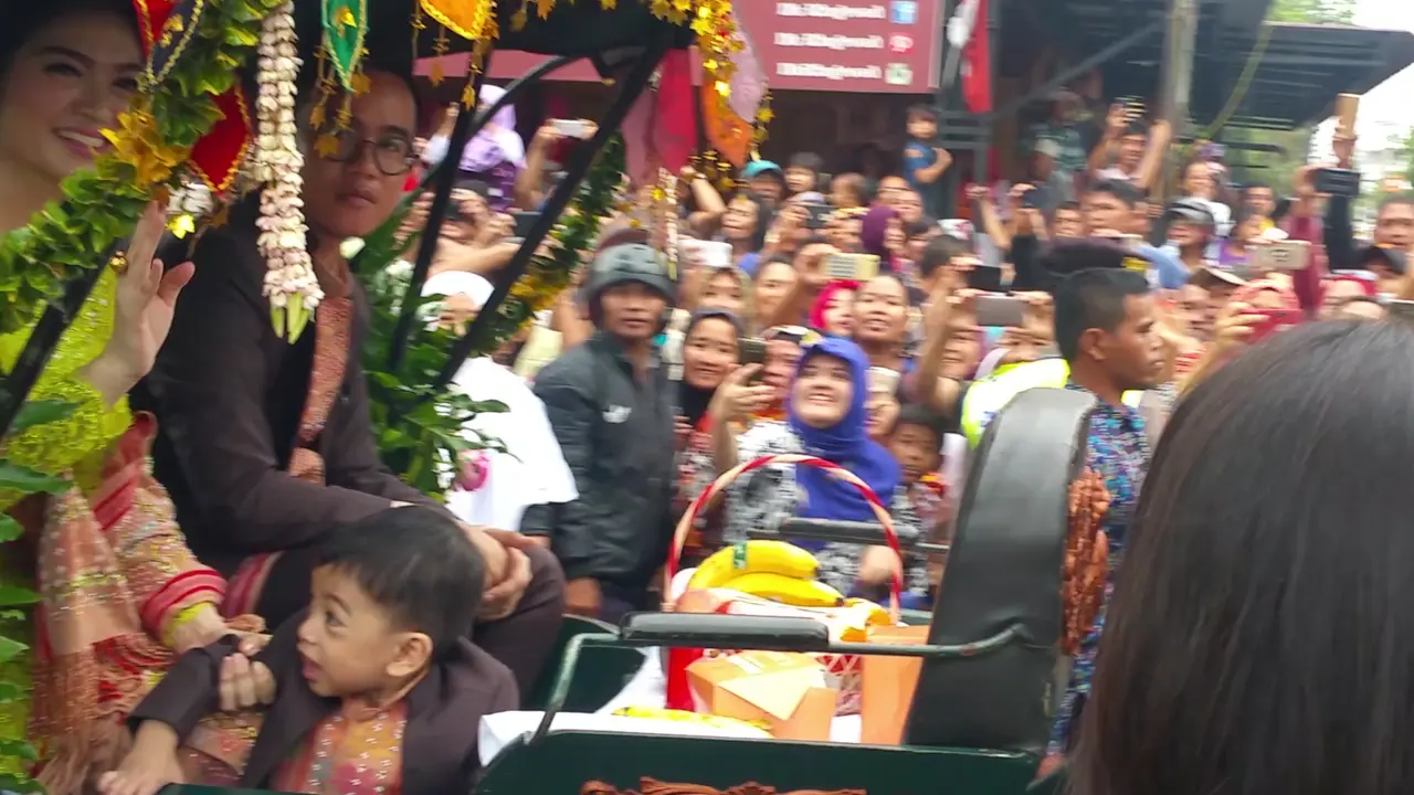 Selvi Ananda memegang erat anaknya, yang merupakan cucu pertama Presiden Jokowi, Jan Ethes Srinarendra.