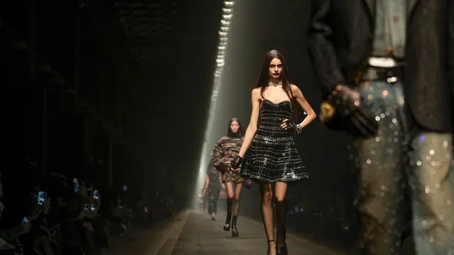 Donatella Versace Mundur Setelah Menjabat Direktur Kreatif Hampir 30 Tahun, Masa Depan Merek Jadi Sorotan