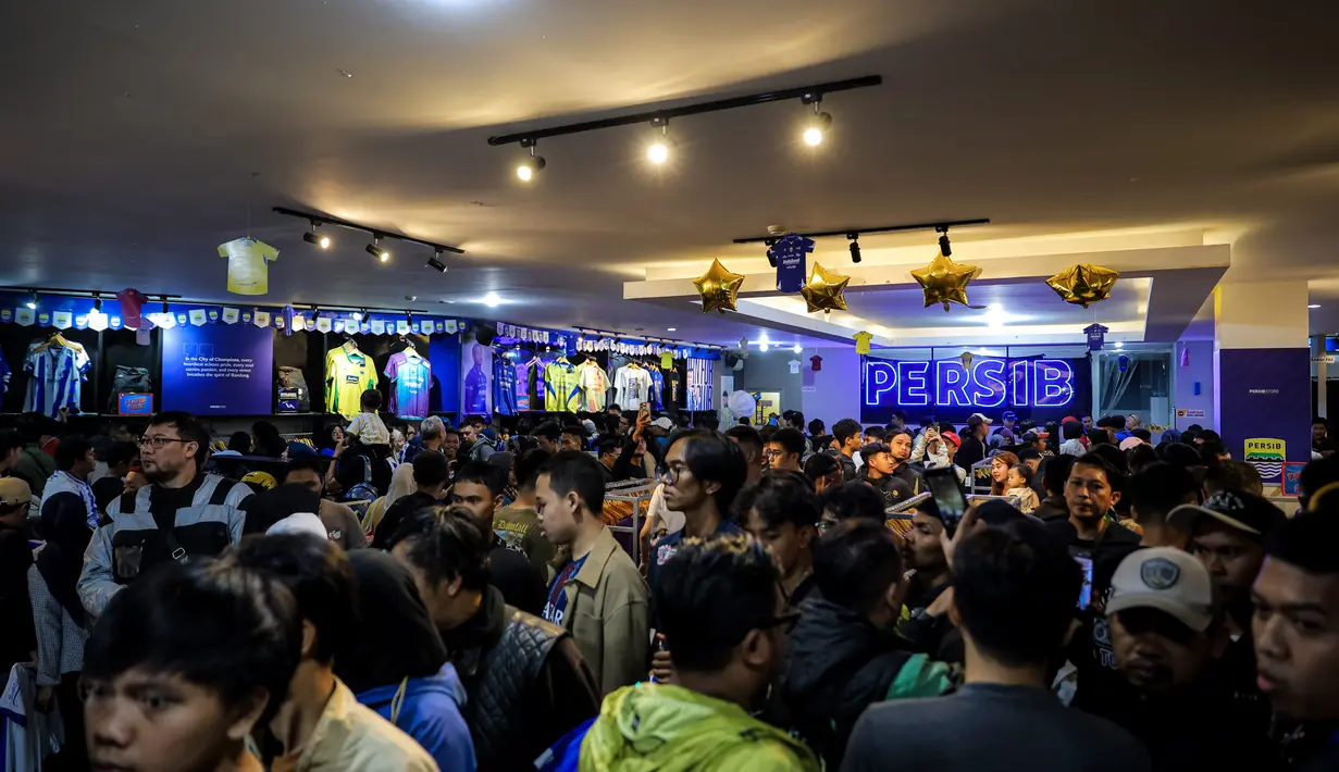 Suporter tim Maung Bandung memadati Persib Store di Kota Bandung, Jawa Barat, Sabtu (23/5/2026). (Bola.com/Bagaskara Lazuardi)