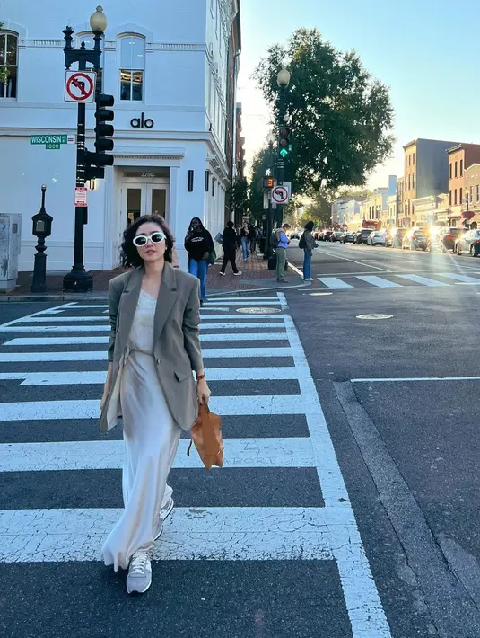 Febby Rastanty terlihat chic dan menawan dengan rambut pendek. Gayanya yang bak orang lokal Amerika dengan dress panjang berwarna broken white sungguh memesona. [Foto: Instagram/febbyrastanty]