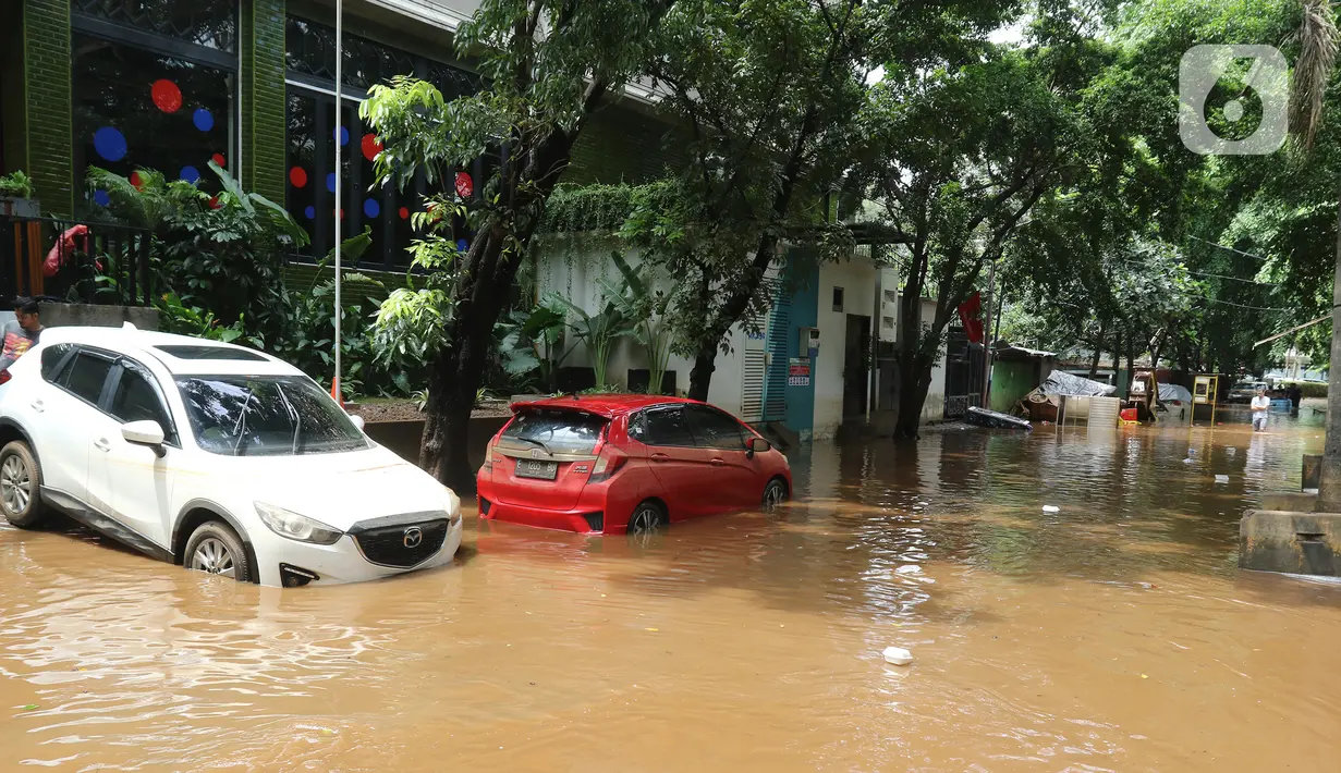 Sejumlah mobil terendam banjir di kawasan Kemang, Jakarta, Kamis (2/1/2020). Banjir yang melanda Jakarta dan sekitarnya mengakibatkan banyak kendaraan terendam air. (Liputan6.com/Herman Zakharia)