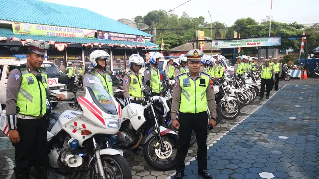 Sat Lantas Polres Kebumen mengecek kendaraan dan alat kelengkapan untuk pengamanan Natal dan tahun baru 2019. (Foto: Liputan6.com/Polres Kebumen/Muhamad Ridlo)