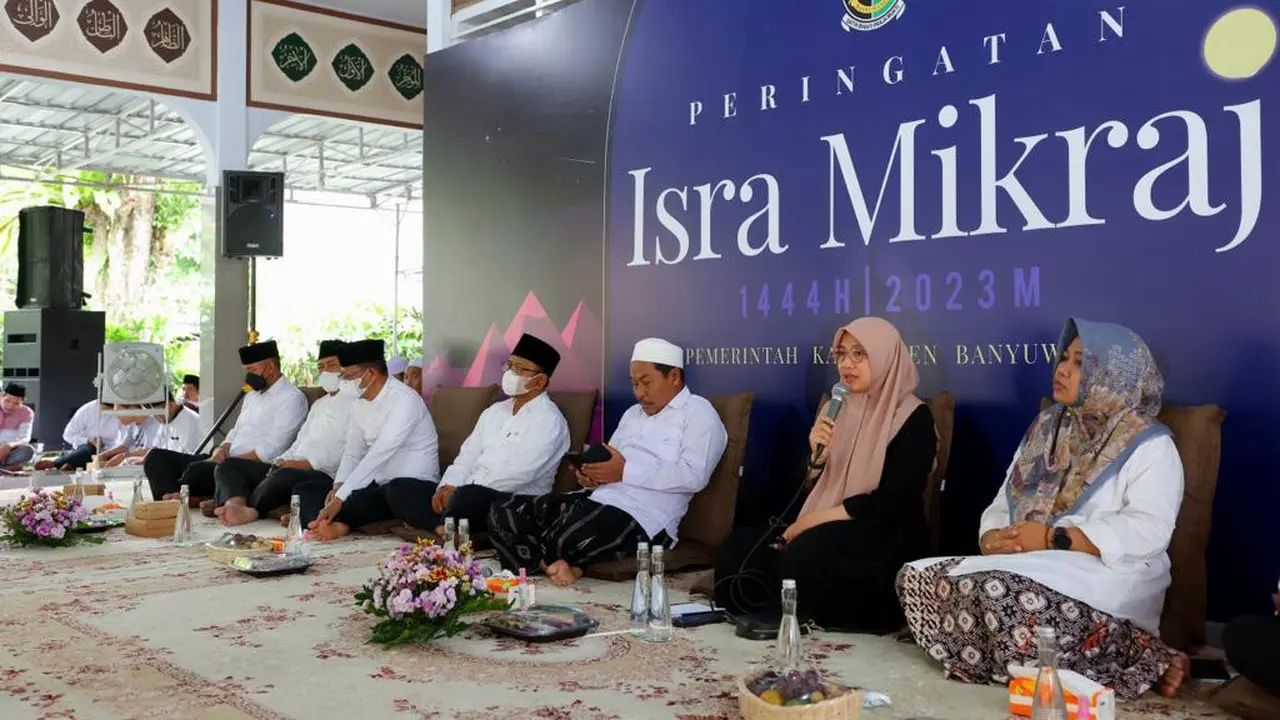 Bupati Banyuwangi Ipuk Fiestiandani (baju hitam) memberikan  sambutan dalam peringatan Isra Mikraj Nabi Muhammad SAW (Istimewa)