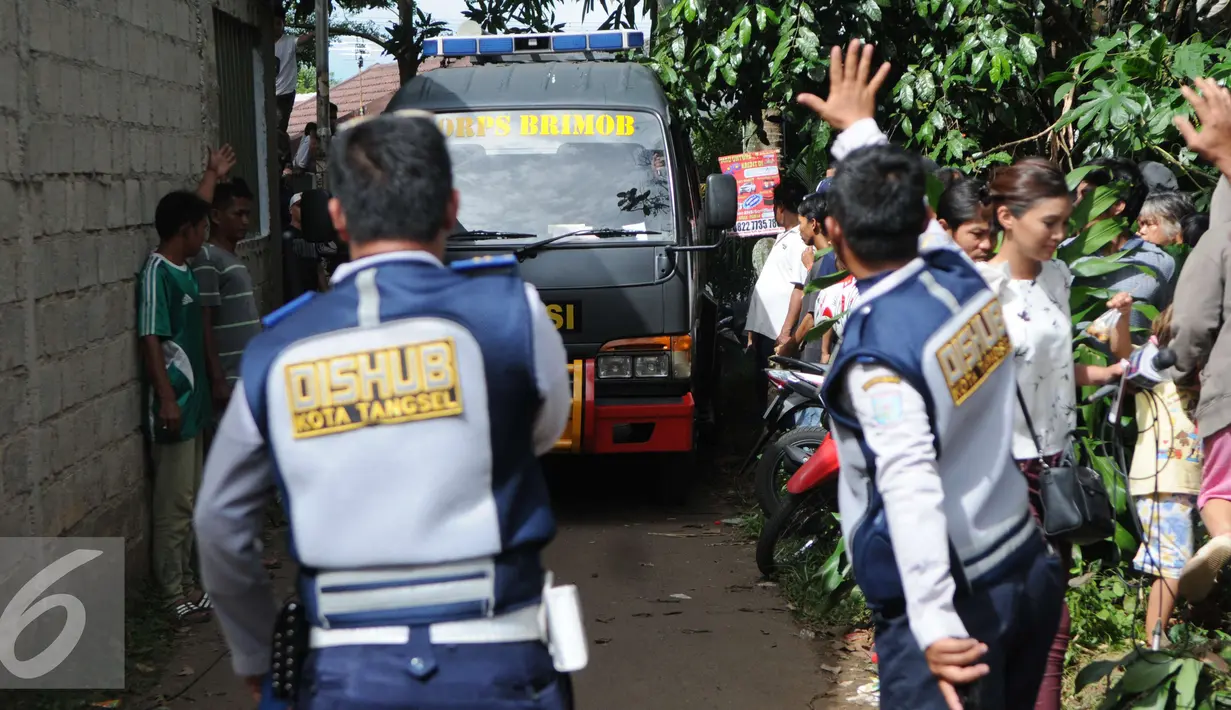 Petugas Dishub ikut membantu disekitar area tempat tinggal terduga teroris di Setu, Tangerang Selatan, Rabu (21/12). Dalam penggerebekan tersebut tim Densus 88 melakukan baku tembak yang akhirnya menewaskan tiga orang. (Liputan6.com/Helmi Affandi)