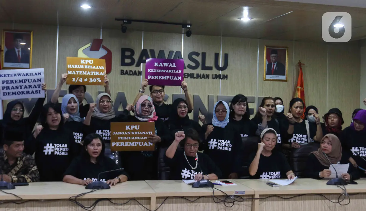 Mereka menuntut untuk mengubah ketentuan pembulatan ke bawah pada aturan teknis implementasi kuota 30 persen bakal calon legislatif perempuan. (Liputan6.com/Herman Zakharia)