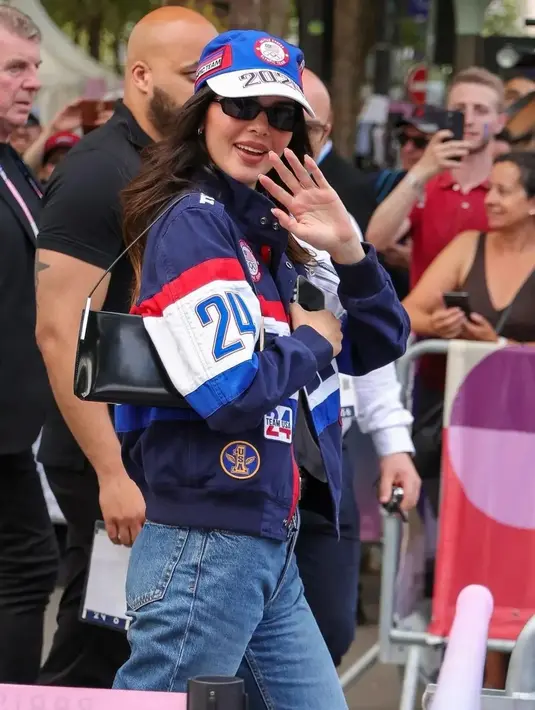Kendall Jenner hadir di final senam putri pada Kamis, 1 Agustus 2024 di Bercy Arena, Paris. Ia mengenakan atasan jaket balap Ralph Lauren berwarna merah, putih, dan biru sesuai dengan bendera USA. Harga jaket ini berkisar Rp16 jutaan melihat laman brand tersebut. [@_kendallupdates].