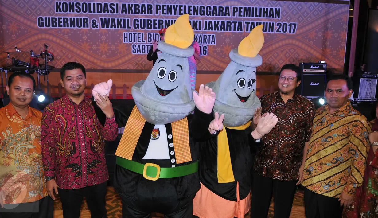 Ketua KPU RI Juri Ardiantoro (kedua kiri) berfoto bersama maskot yang akan menjadi ikon Pilgub dan Wagub DKI Jakarta 2017, Jakarta,  (30/7). Dalam konsolidasi ini peserta mendapat pengarahan dari ketua KPU. (Liputan6.com/Gempur M Surya)