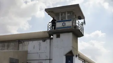 Seorang penjaga penjara berdiri di penjara Gilboa di Israel utara, Senin (6/9/2021). Pasukan Israel pada hari Senin melancarkan perburuan besar-besaran di Israel utara dan Tepi Barat  setelah beberapa tahanan Palestina melarikan diri. (AP Photo/Sebastian Scheiner)