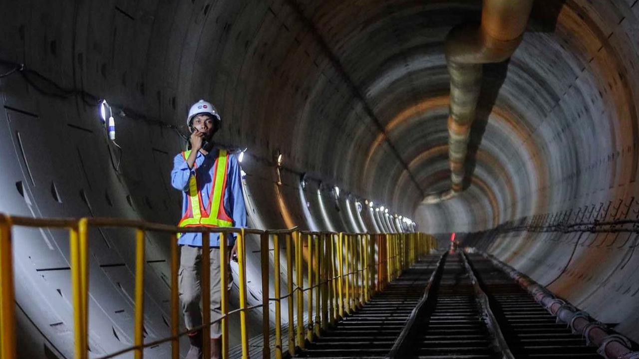 Pekerja beraktivitas di terowongan bawah tanah pada proyek  Fase 2A MRT Jakarta CP 201 Stasiun Thamrin-Monas&nbsp;di dekat kawasan Monas, Jakarta, Kamis (18/1/2024). Progres pembangunan Fase 2A Moda Raya Terpadu (MRT) Jakarta dari Stasiun Thamrin hingga S