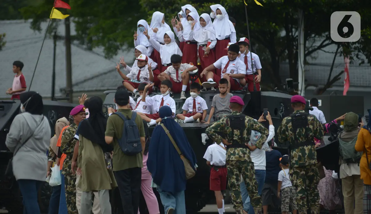 Warga naik tank berkeliling  di lapangan Marinir Cilandak, Jakarta, Selasa (15/11/2022). Kegiatan ini dilakukan dalam rangka peringatan HUT Ke-77 Korps Marinir dibuka untuk warga mencoba berkeliling markas Marinir. (merdeka.com/Imam Buhori)