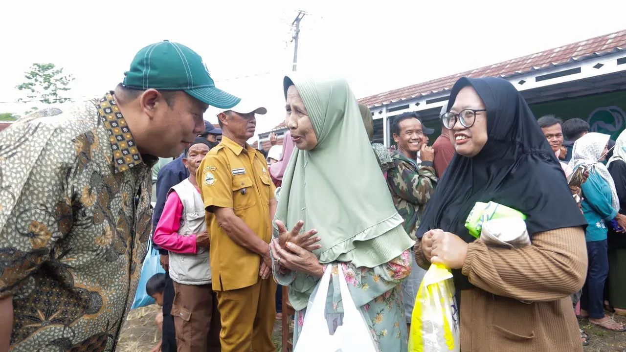 Memperingati Hari Ibu yang jatuh pada tanggal 22 Desember, Wakil Ketua DPR, Cucun Ahmad Syamsurijal menggelar aksi nyata melalui Rumah Aspirasi Kang Cucun dengan menyelenggarakan kegiatan Pasar Murah bagi masyarakat di wilayah Kabupaten Bandung dan sekita